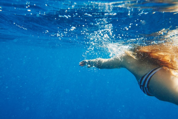 El océano tiene lo que alivia mi alma Toma de una mujer irreconocible nadando en el Mar Mediterráneo en Italia