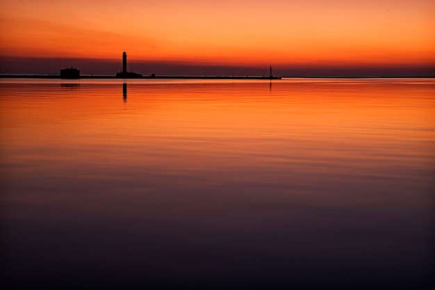 Foto océano tranquilo después del atardecer.