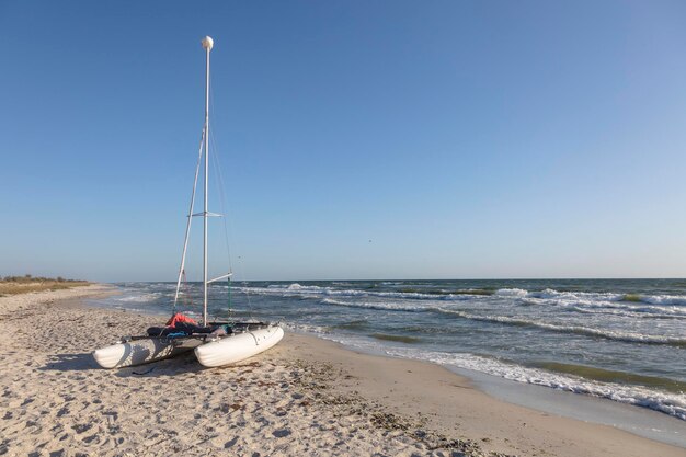 OCHAKIV MYKOLAIV REGION UKRAINE 16. September 2019 Segelyacht an der Schwarzmeerküste