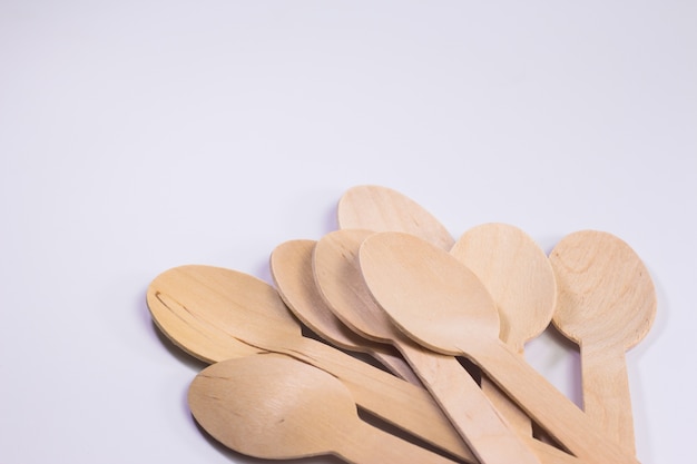 Ocho cucharas de madera sobre un fondo