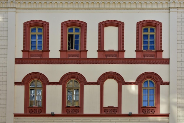 Ocho lugares para ventanas en la pared pero dos vacíos