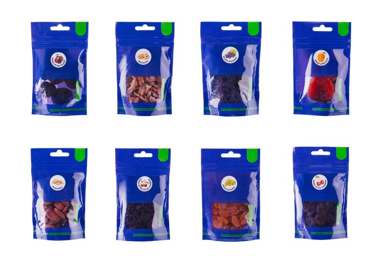 Ocho paquetes azules que contienen varias frutas secas y nueces aisladas sobre un fondo blanco