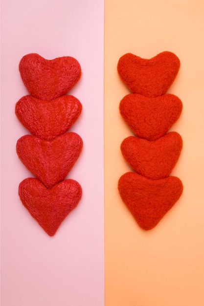 Foto ocho tarjetas de san valentín hechas de lana de fieltro en forma de corazones sobre un fondo de color