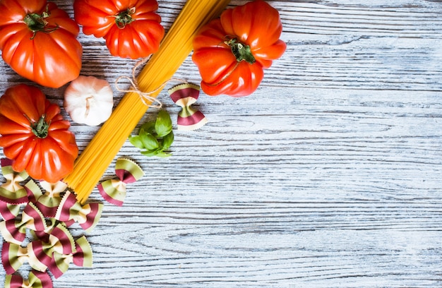 Ochsenherztomaten, auf rustikalem hölzernem Hintergrund, freier Raum für Text.