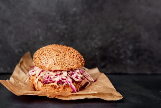 Ochsenschwanzburger und Kohl auf einem Steintisch