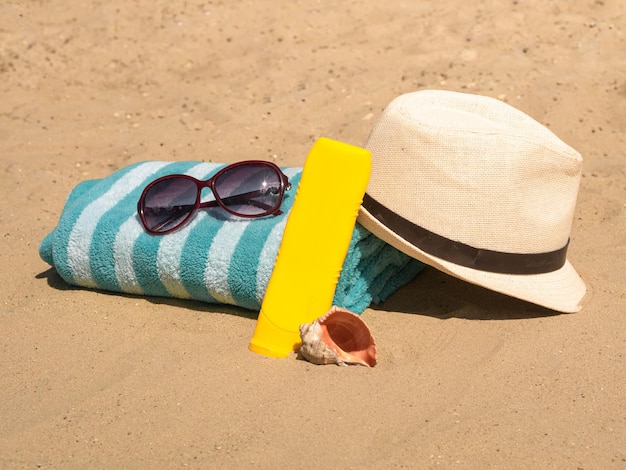Ocio y artículos de viaje Una playa de arena con una toalla y accesorios de verano un lugar para copiar