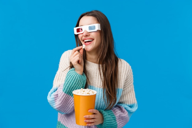 Ocio, diversión y concepto de personas. Atractiva morena sonriente feliz, estudiante en suéter