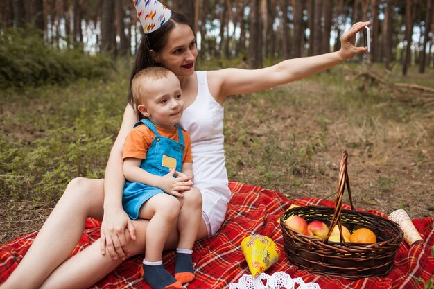 ocio familiar al aire libre. niño y mamá. momentos felices.