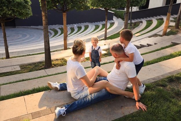 Ocio familiar: familia feliz para pasear por el parque de la ciudad