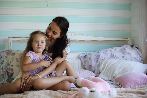 Foto ociosidad matutina. mamá e hija se divierten.