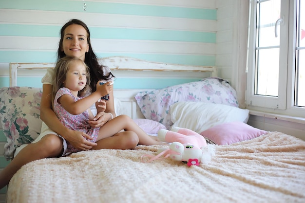 Ociosidade matinal. mãe e filha se divertem.