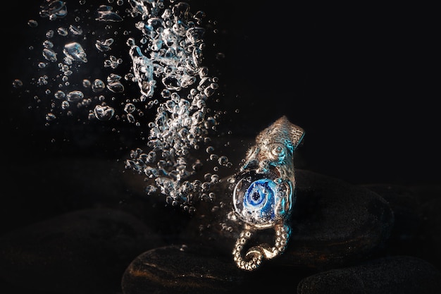 Octopus Schmuck aus Metall unter Wasser