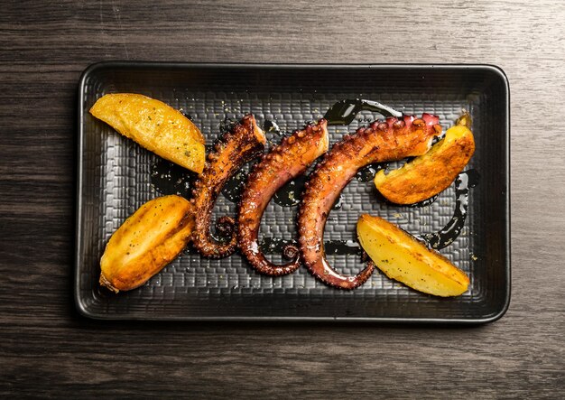 Foto octopus tentakeln mit kartoffeln gegrillt