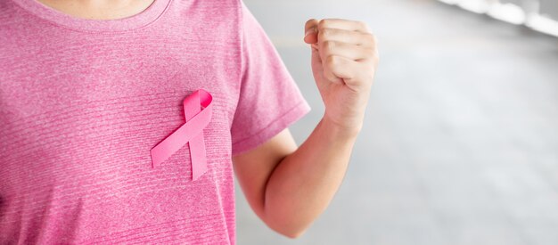 Octubre Mes de concientización sobre el cáncer de mama, mujer en camiseta rosa con cinta rosa para apoyar a las personas que viven y padecen enfermedades. Cuidado de la salud, día internacional de la mujer y concepto del día mundial del cáncer