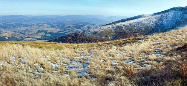 Octubre meseta de Borghava de los Cárpatos con la primera nieve del invierno