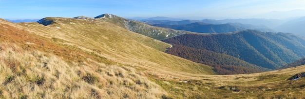 Octubre meseta de Borghava de la montaña de los Cárpatos con la primera nieve del invierno en la cresta.