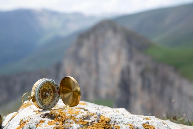 oculares de metal na paisagem montanhosa com montanhas e o fundo