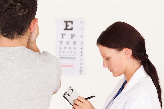 Foto oculista feminina e paciente