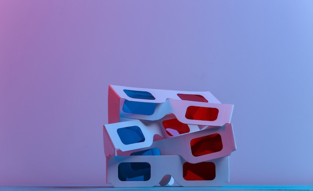 Óculos 3d em luz de néon azul vermelha. indústria do entretenimento