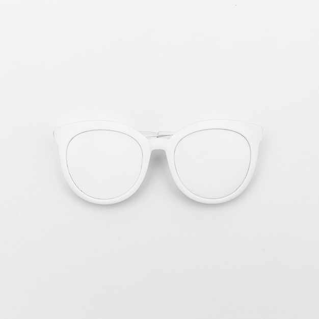 Óculos brancos em um fundo branco. mínimo