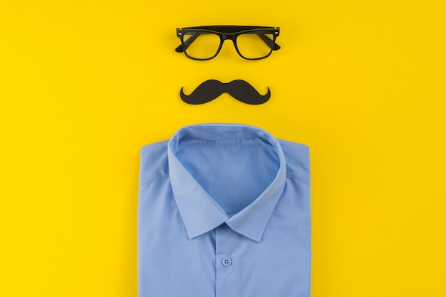 Foto Óculos com bigode e camisa na mesa