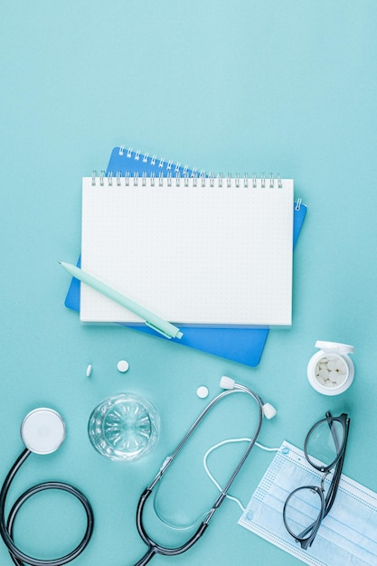 Óculos com notebook e suprimentos médicos