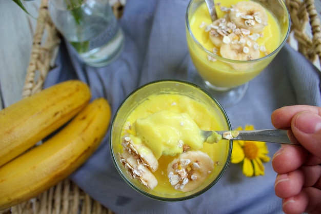 Foto Óculos com pudim de banana deliciosa na bandeja no café da manhã