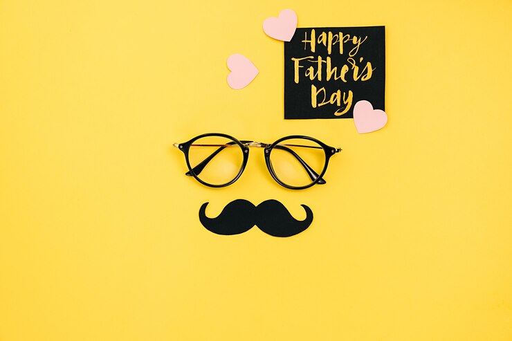 Óculos com um bigode de papel preto e um cartão de felicitações