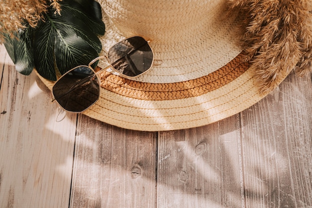 óculos de chapéu de verão com juncos secos, itens de férias na praia, conceito de turismo