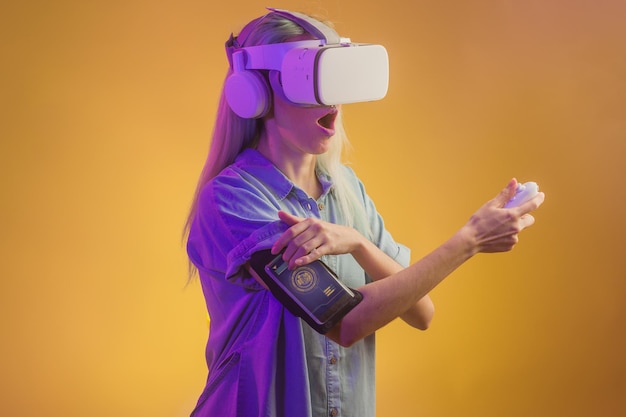 óculos de fone de ouvido de tecnologia de realidade virtual latina cyberpunk futurista feminino no meta verso cibernético