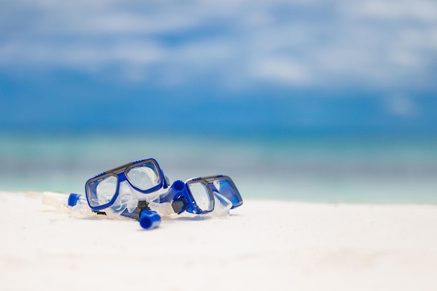 Óculos de mergulho e equipamento de snorkel na praia. Esportes aquáticos de mergulho e equipamentos recreativos, e