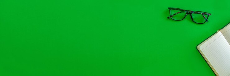 Foto óculos de notebook banner desktop em uma vista superior de fundo verde