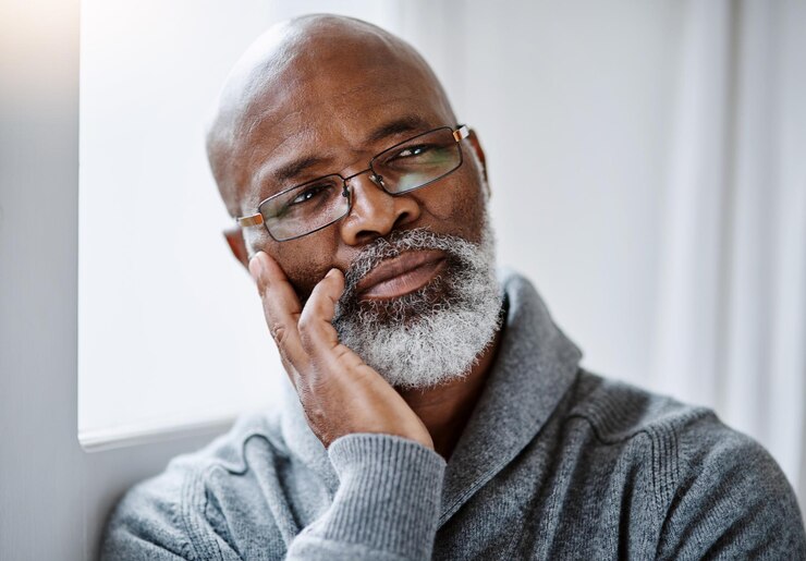 Foto óculos de pensamento e homem negro sênior em uma casa com reflexo calmo e memória em sua casa lembre-se nostálgico e idoso pessoa africana com perguntas de ideia e sonho acordado em uma sala de estar