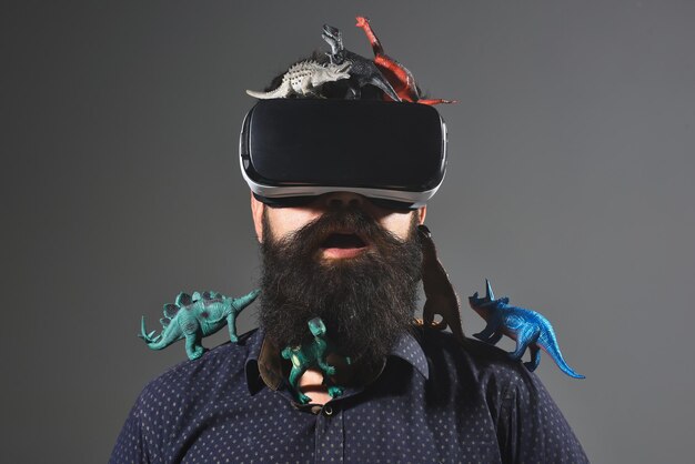 Óculos de realidade virtual. homens usando fone de ouvido de realidade virtual. dispositivo de realidade virtual. período jurássico. homens com dinossauros de brinquedo.