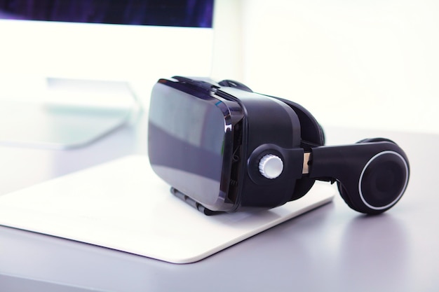 Óculos de realidade virtual na mesa com tecnologia 3D de negócios de portátil