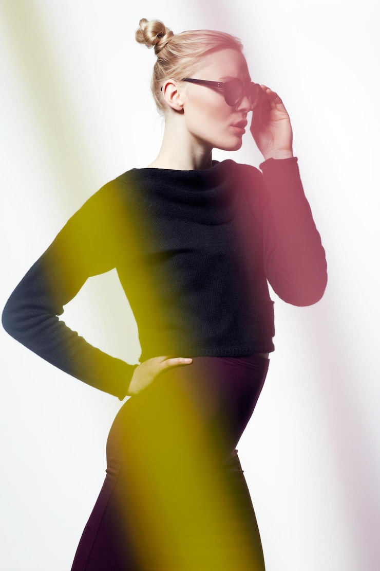 Foto óculos de sol femininos para cosméticos de beleza e raios de luz ou maquiagem com criatividade e brilho neon em fundo branco moda art déco e cores brilhantes em estúdio glamour e elegância com estilo