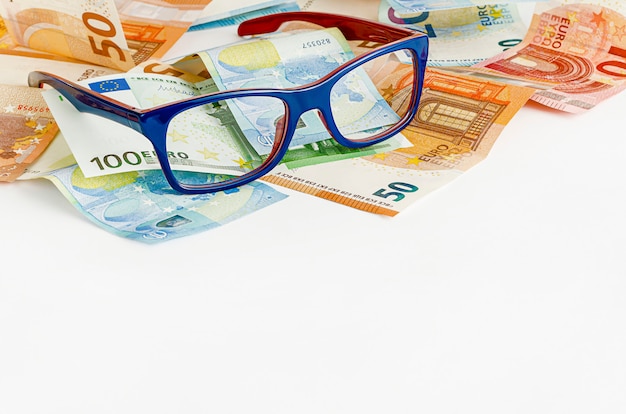 Óculos e moeda euro. copie o espaço. conceito de finanças.