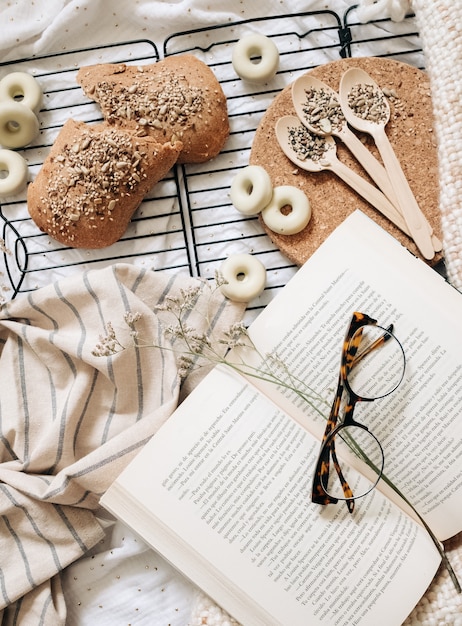 Óculos em cima de um livro sobre comida