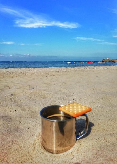 Foto Óculos na praia contra o céu azul