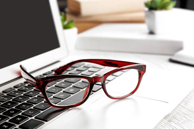 Foto Óculos no laptop visão de perto conceito de olhos saudáveis