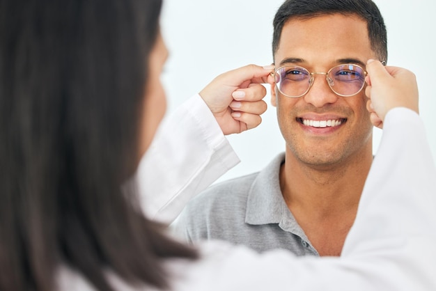 Foto Óculos para cuidados com os olhos e homem feliz com lentes de oftalmologista para visão e armações ópticas rosto do optometrista do cliente e óculos de verificação para testes de avaliação de prescrição olhos e serviços