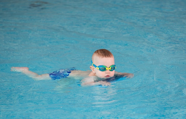 Ocupação na piscina de crianças com um treinador de natação.