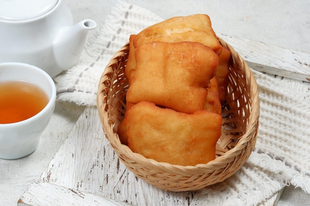 odading o beignet pan frito indonesio sobre fondo blanco