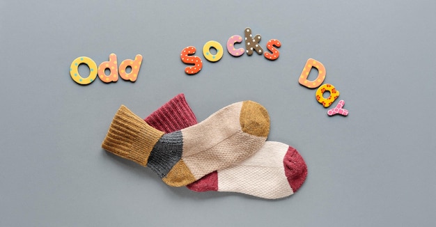 Odd Socks Day Paar nicht übereinstimmende Schulsocken Regenbogen aus Holz Soziale Initiative gegen Mobbing in der Schule oder am Arbeitsplatz