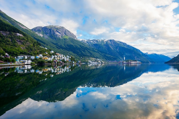 Odda es una ciudad en el municipio de Odda en el condado de Hordaland, distrito de Hardanger en Noruega. Ubicado cerca de la formación rocosa Trolltunga.