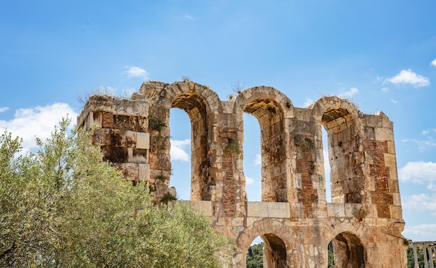 Foto odeão de herodes ático na colina da acrópole, em atenas, grécia