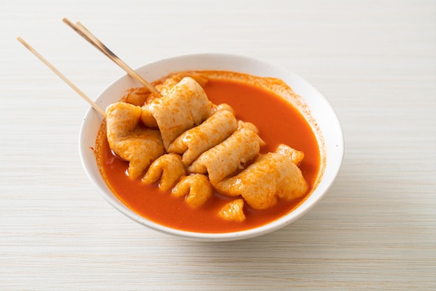 Foto odeng espiga de pastel de pescado coreano en sopa picante coreana