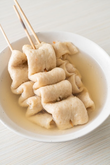 Odeng Koreanischer Fischfrikadellenspieß in Suppe