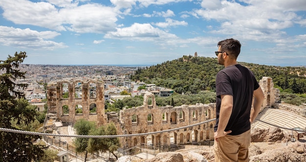 Foto odeón de herodes ático en la colina de la acrópolis en atenas, grecia