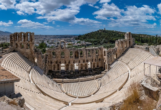 Foto odeón de herodes ático en la colina de la acrópolis en atenas, grecia